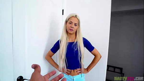 エルサ・ジャン、妹を乗せてスピン！ブロンドのティーンが繰り広げる激アツアクション